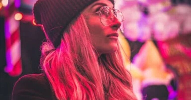 Kvinde kigger ud i horisonten